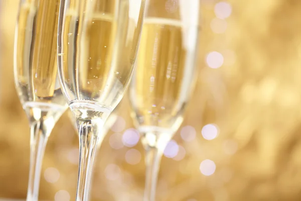 Šampaňské na zlaté pozadí — Stock fotografie