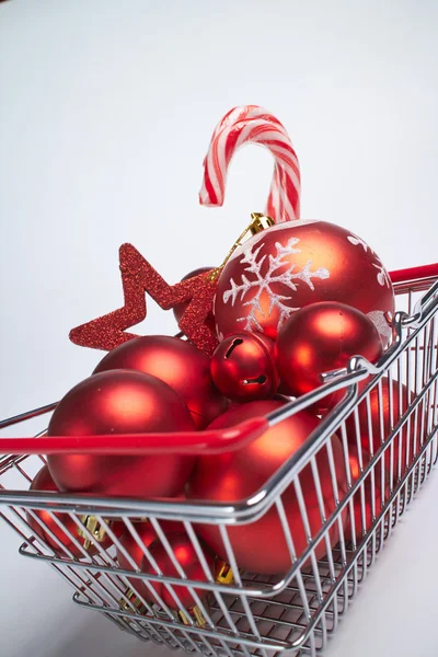 Boules de Noël dans le panier — Photo