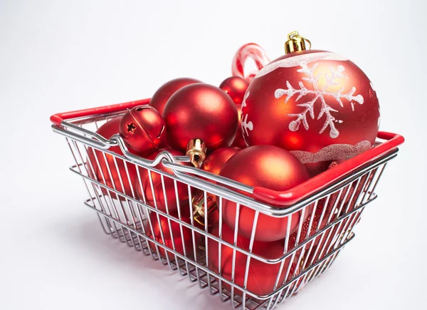 Karácsonyi bálok-bevásárló kosár — Stock Fotó