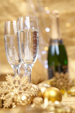 Yeni yıl partisinde şampanya