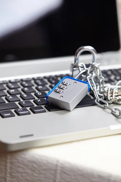 Vorhängeschloss am Laptop — Stockfoto