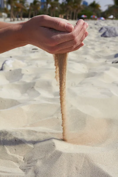 Hand giet zand — Stockfoto