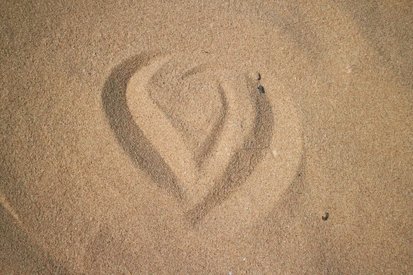 Forma de corazón en la arena — Foto de Stock