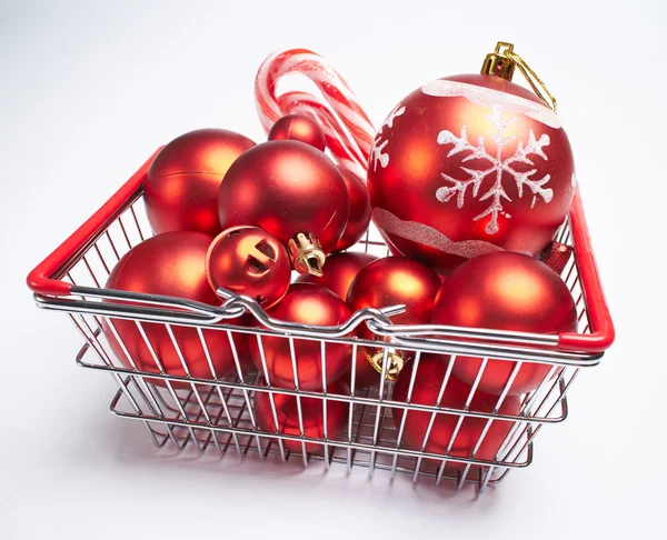 Karácsonyi bálok-bevásárló kosár — Stock Fotó