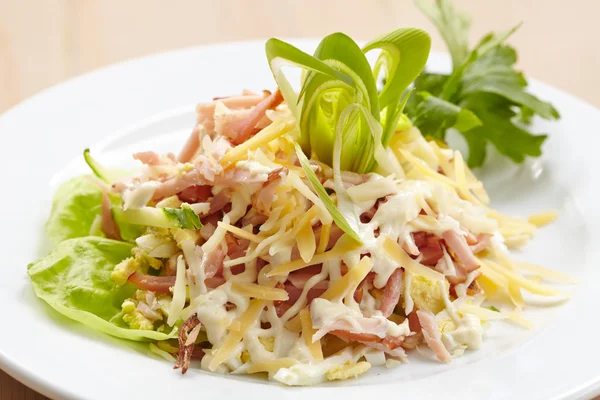 Salat mit Schinken — Stockfoto