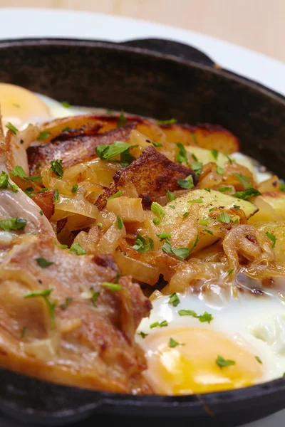 Мясо с картошкой и яйцом — стоковое фото