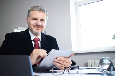 Dijital tablet ile işadamı