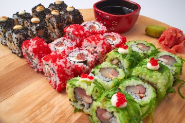 lezzetli suşi plaka üzerinde