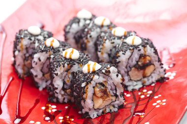 lezzetli suşi plaka üzerinde