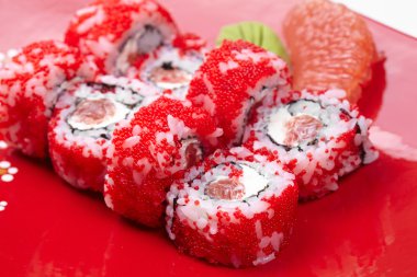 lezzetli suşi plaka üzerinde