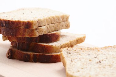 Masa üzerinde taze tost