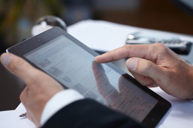 Dijital tablet ile işadamı
