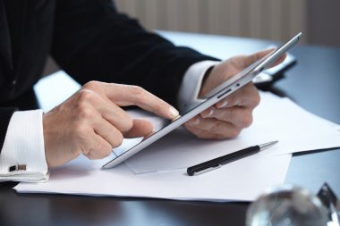 Dijital tablet ile işadamı