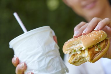 Hamburger yiyen kadın