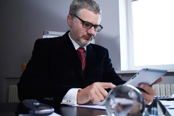 Homme d'affaires avec tablette numérique — Photo