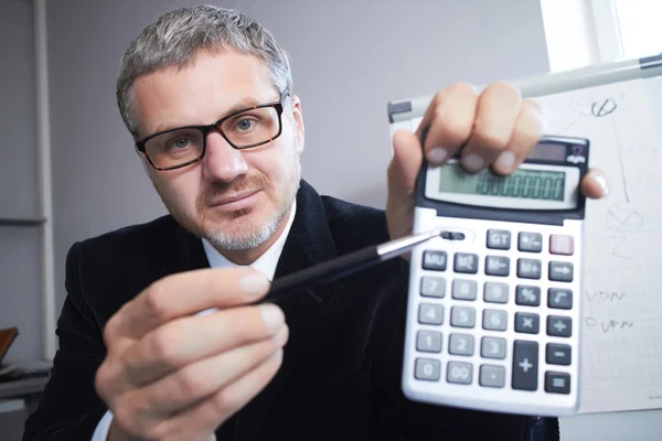 Empresário trabalhando com calculadora — Fotografia de Stock
