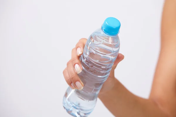 Mujer mano con botella de agua — Foto de Stock