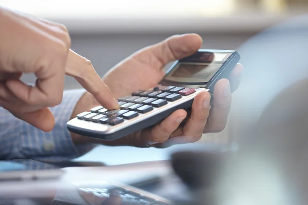 Empresário trabalhando com calculadora — Fotografia de Stock