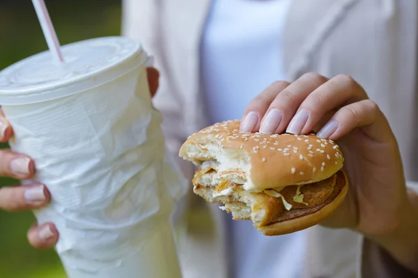 Hamburger a koktejl v rukou — Stock fotografie