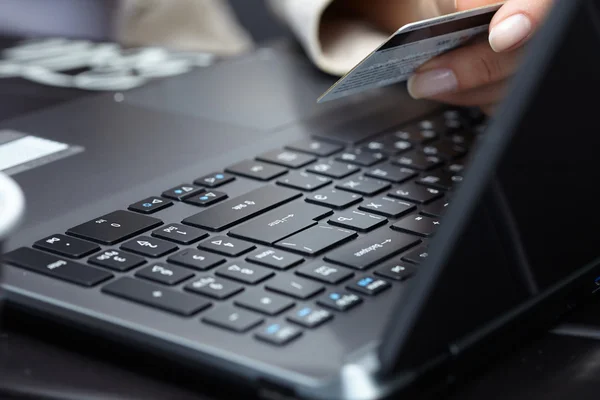 Vrouw met creditcard op laptop — Stockfoto