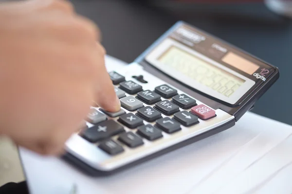 Empresario con calculadora — Foto de Stock