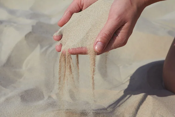 Hand giet zand — Stockfoto