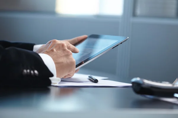 Geschäftsmann mit digitalem Tablet — Stockfoto