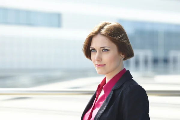 Retrato de mujer de negocios al aire libre — Foto de Stock