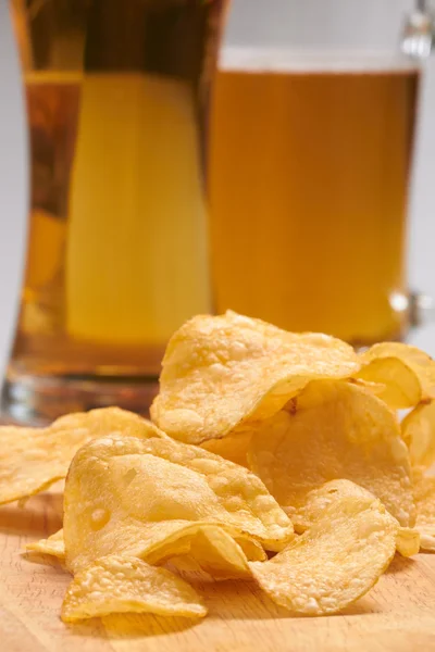Potato chips and beer — Stock Photo, Image