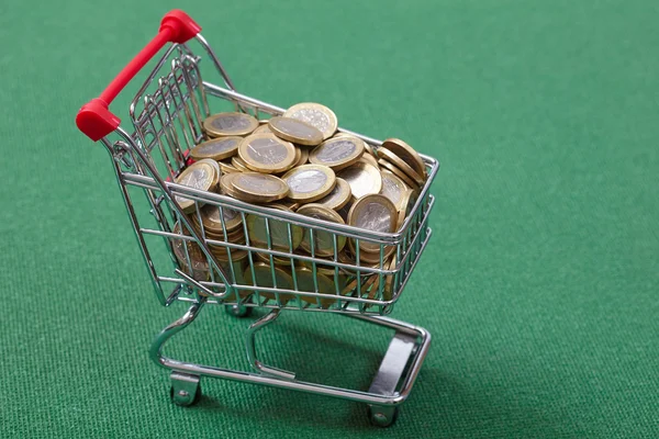 Monedas en la cesta de la compra — Foto de Stock