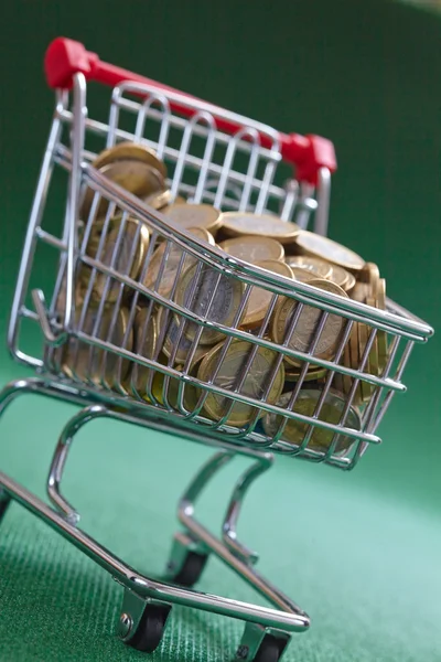 Monedas en la cesta de la compra —  Fotos de Stock