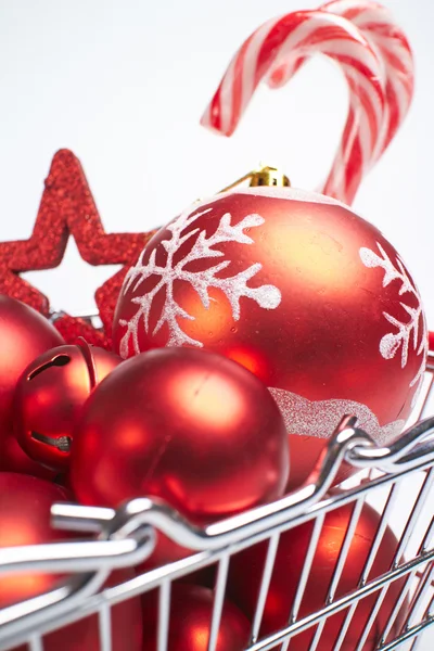 Boules de Noël rouges dans le panier — Photo