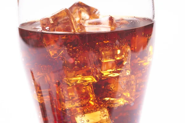 Cola mit Eiswürfeln — Stockfoto