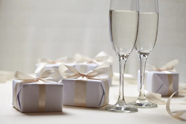 Geschenke zum Valentinstag und Champagner — Stockfoto