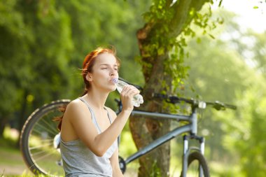 kadın içecek su şişe