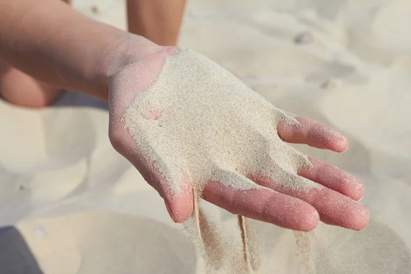 Hand pours sand — Stock Photo, Image