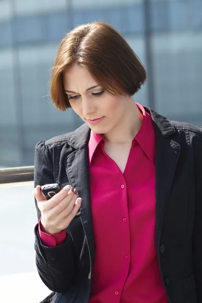 Бізнес-леді з мобільним телефоном — стокове фото