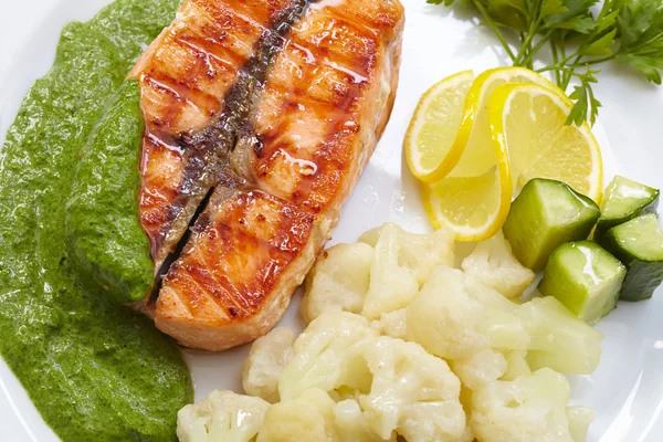 Salmon steak with cauliflower — Stock Photo, Image