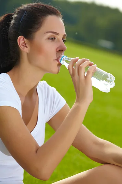 Mujer beber agua de la botella — Foto de Stock