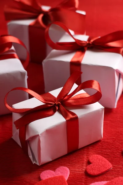 Cajas de regalo y corazones — Foto de Stock