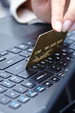 Dizüstü bilgisayarda kredi kartı