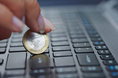 Kadın parmaklar sikke