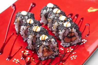 lezzetli suşi plaka üzerinde