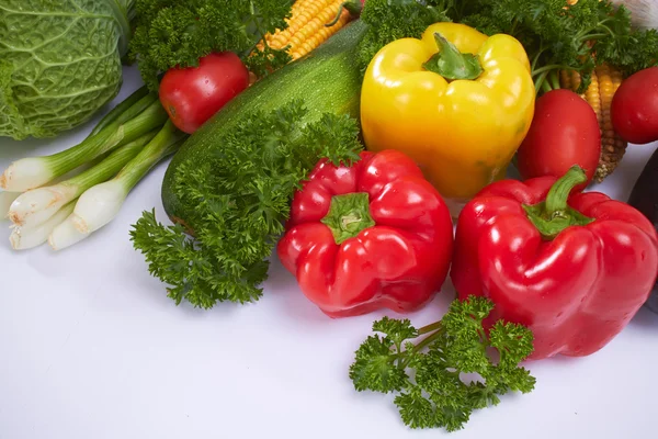 Verduras frescas sobre blanco — Foto de Stock