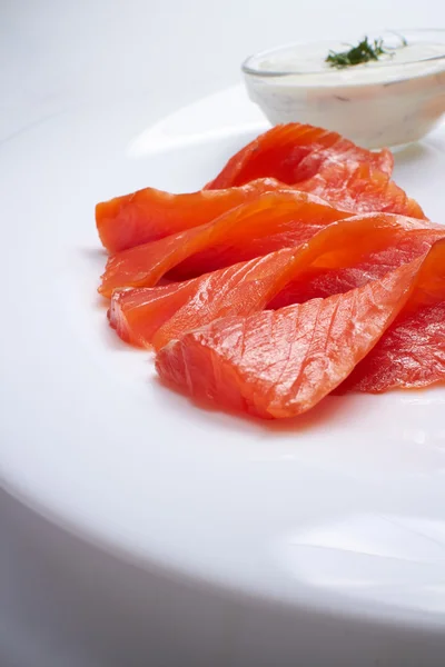 Gerookte zalm met saus — Stockfoto