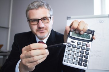 İşadamı portresi ile hesap makinası