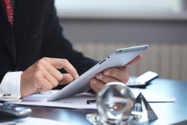 Dijital tablet ile işadamı