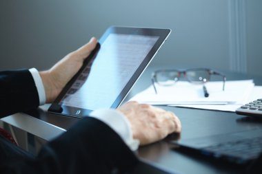 Dijital tablet ile işadamı