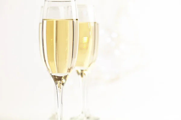 Verres à champagne sur blanc — Photo