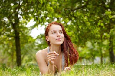 Meadow 'da Yatan Kadın